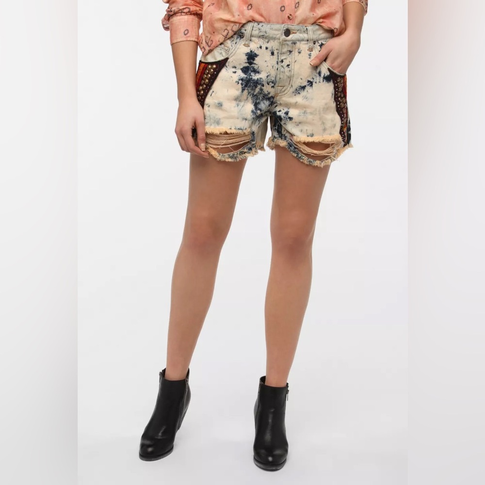 NWOT- BDG Freja Embellished Mid-Rise Denim Cutoff Short - Foxwash Embroidery